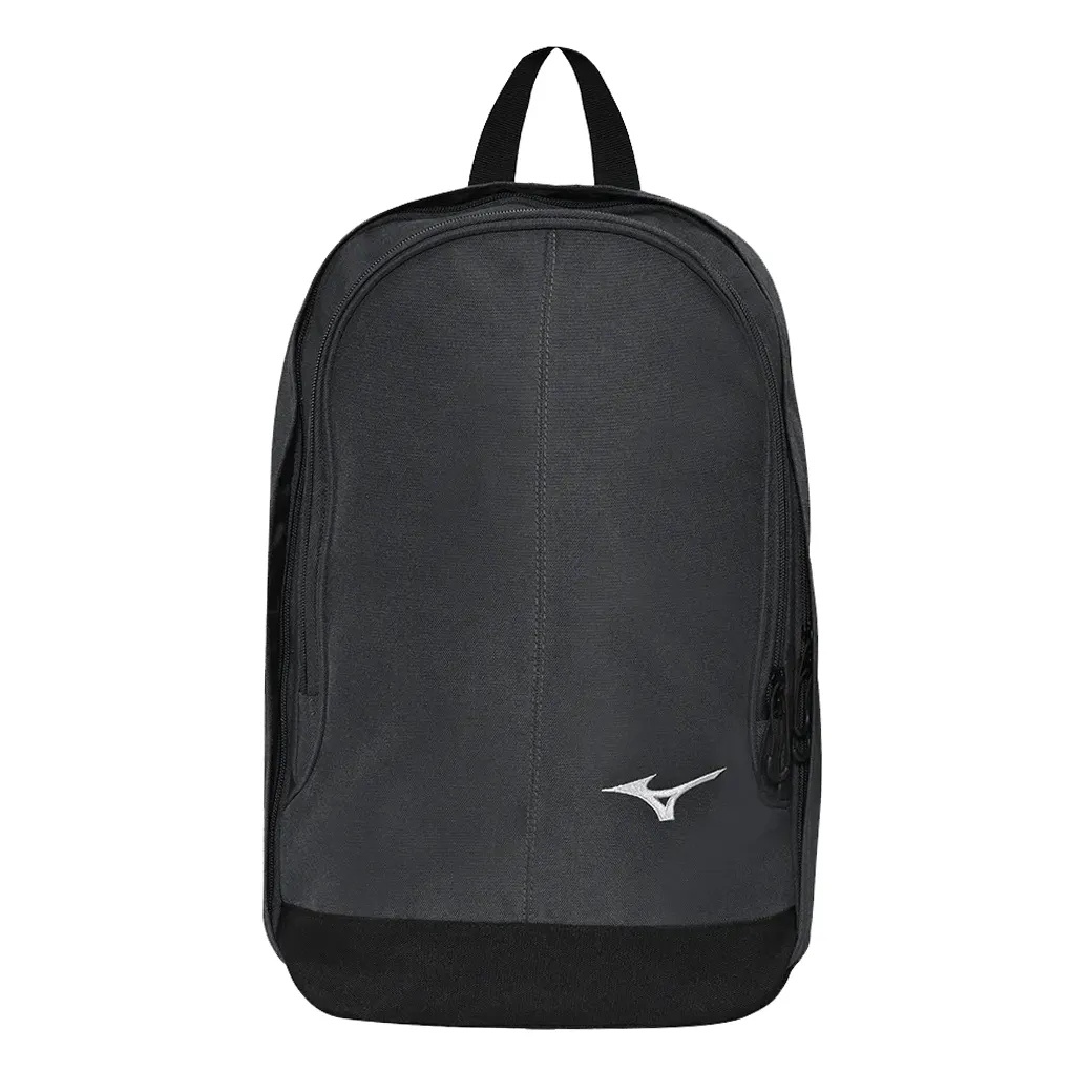 Mochila esportiva preta Mizuno com logo central, alças ajustáveis e bolso frontal organizado